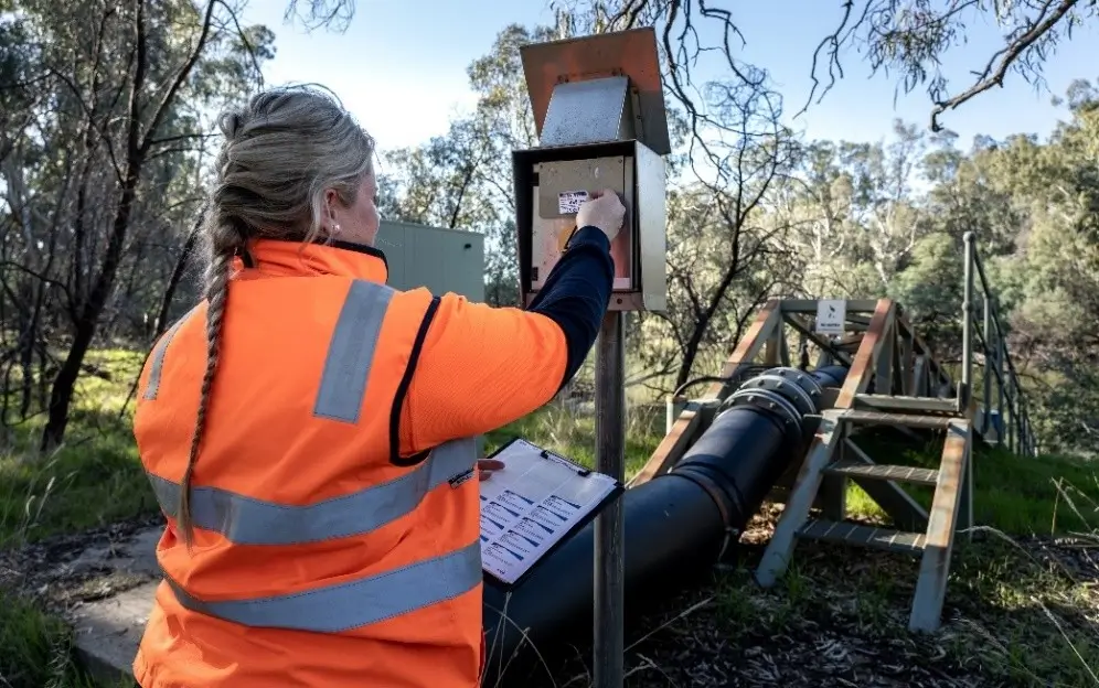 Water corporation field officer manually reading a non-urban water meter and telemetry device in northern Victoria. © State of Victoria, DEECA. Credit: Darryl Whitaker. 